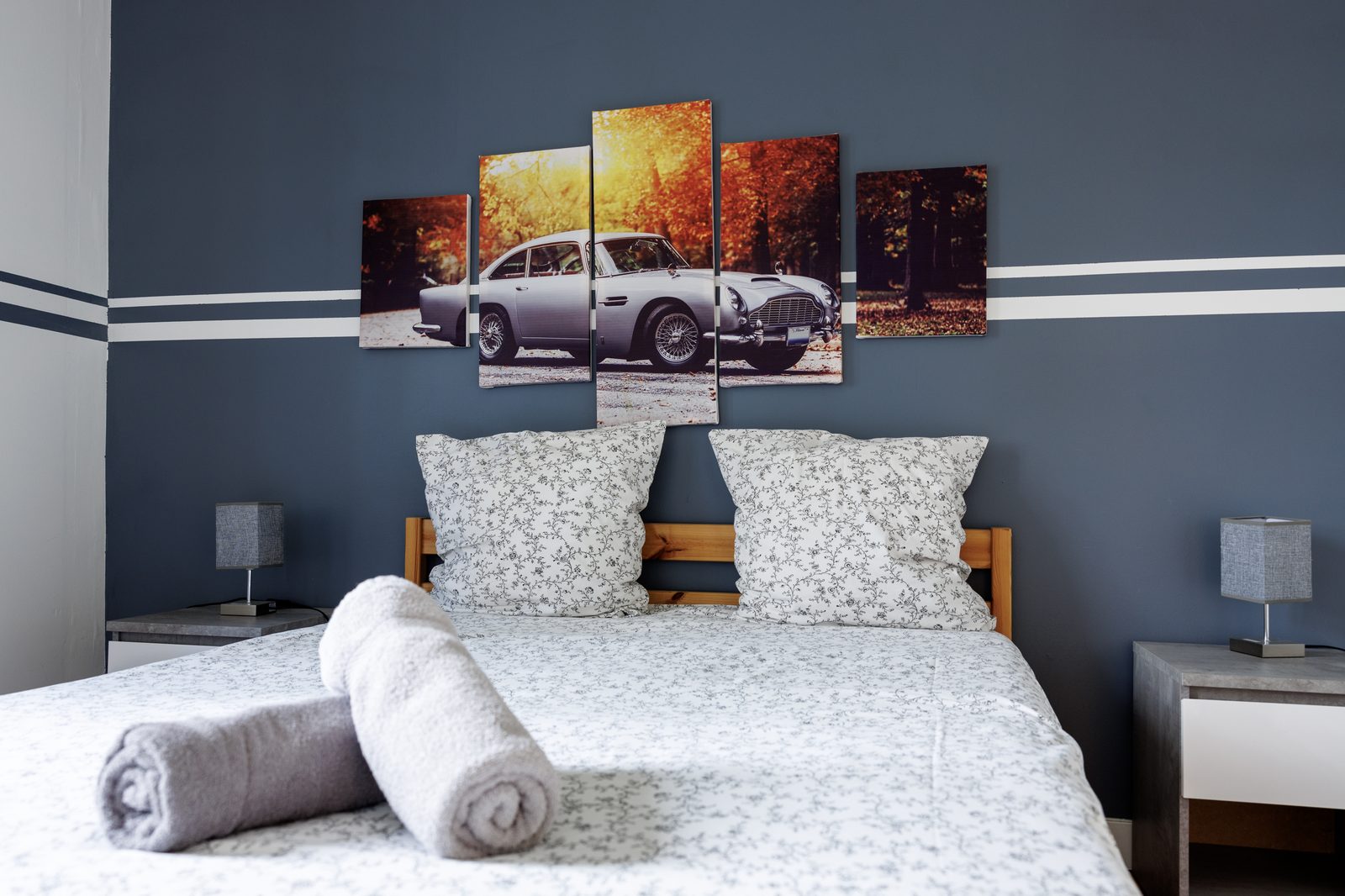 Deuxième chambre de l'Aston, lit double, fresque Aston Martin DB5 sur mur bleu nuit - KM99
