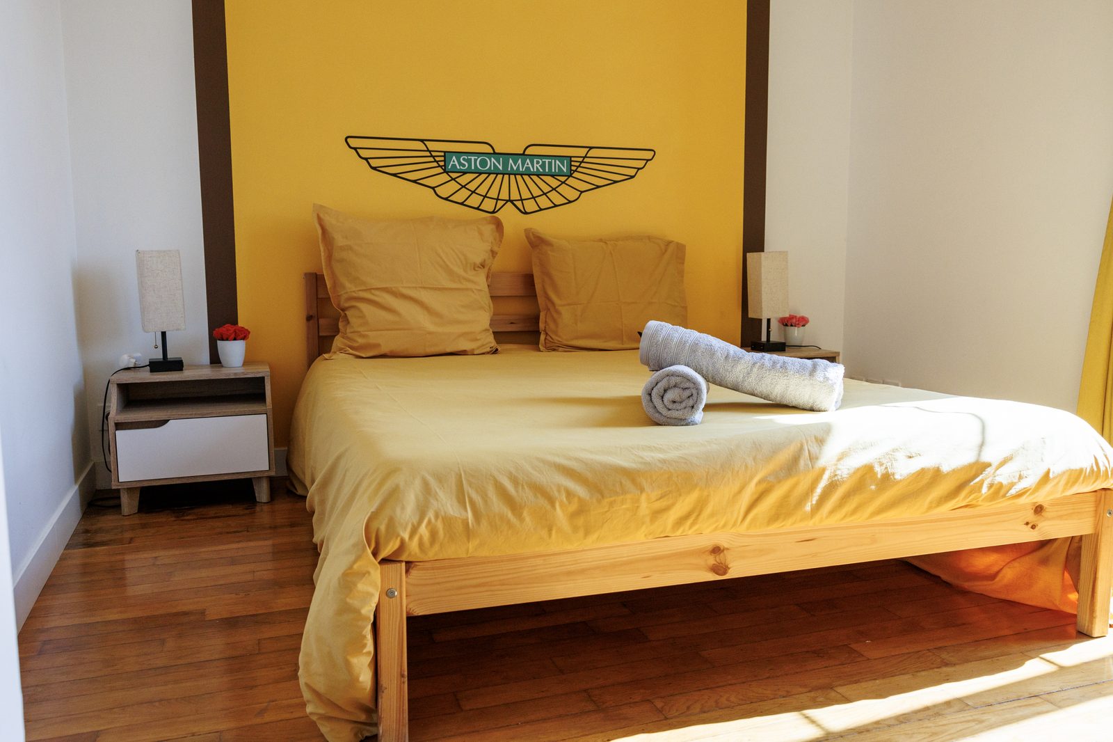Chambre principale de l'Aston, lit double, tête de lit thème Aston Martin jaune - KM99 Pont-sur-Yonne