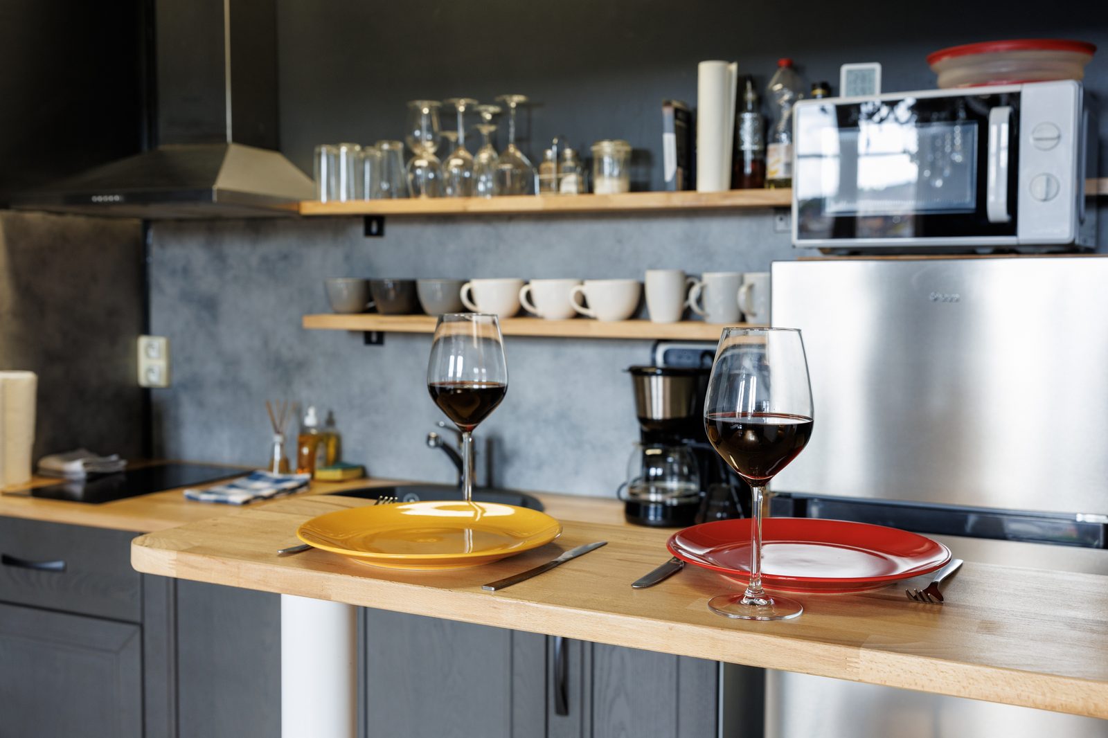 Cuisine équipée de l'Aston avec plan de travail bois, verres à vin et réfrigérateur inox - KM99