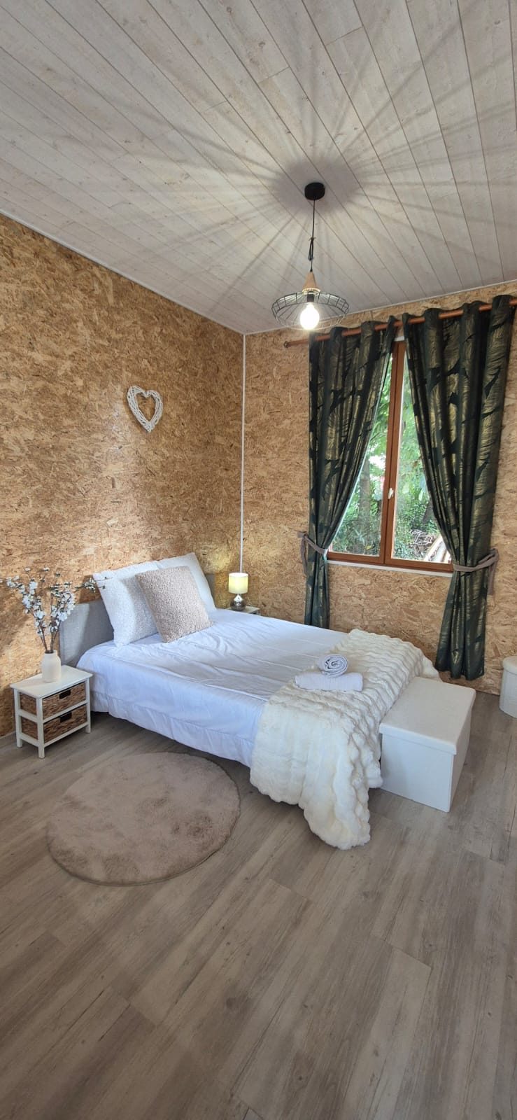 Lit double Le Chalet — linge blanc et décoration naturelle