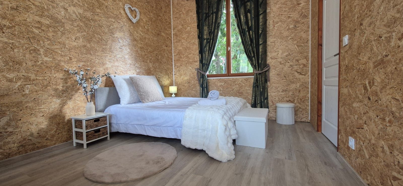 Chambre Le Chalet avec murs en bois OSB — ambiance cocooning