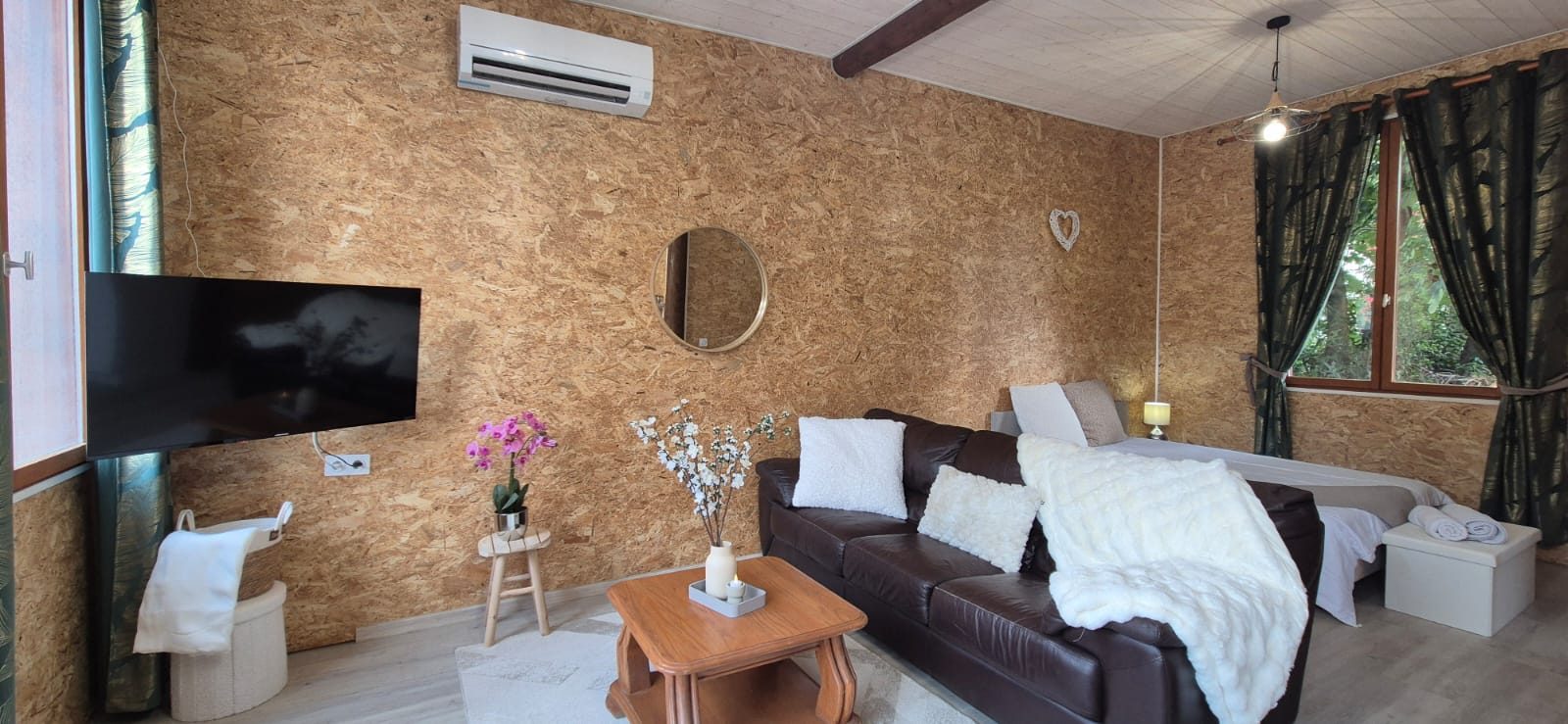 Salon canapé cuir et TV — Le Chalet KM99