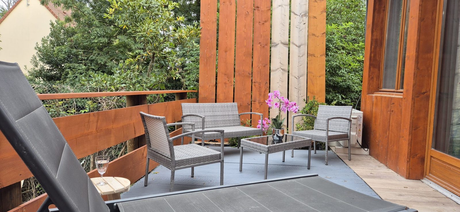 Terrasse privée Le Chalet avec salon de jardin — KM99 Pont-sur-Yonne