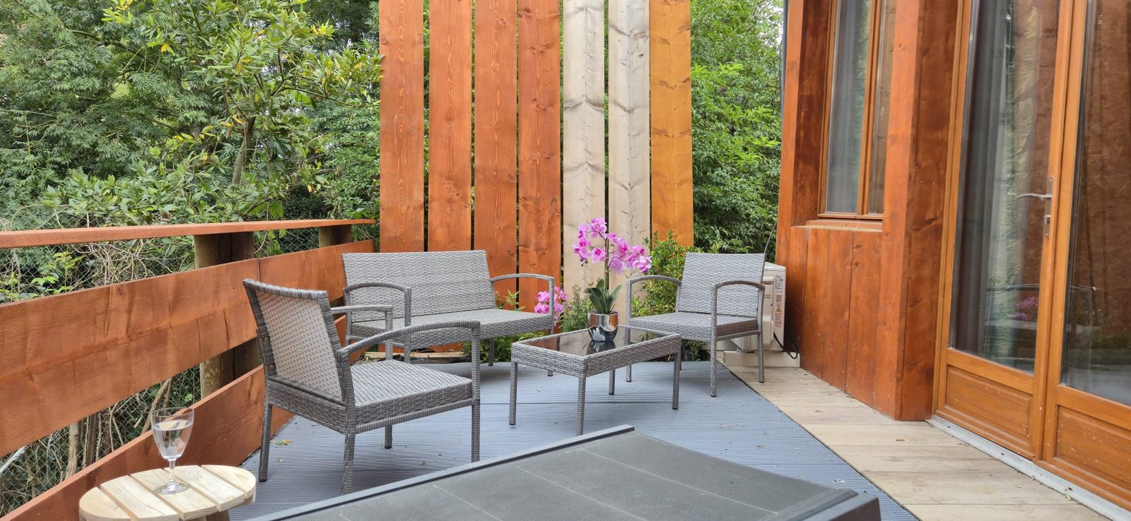 Vue terrasse sur jardin — Le Chalet Pont-sur-Yonne