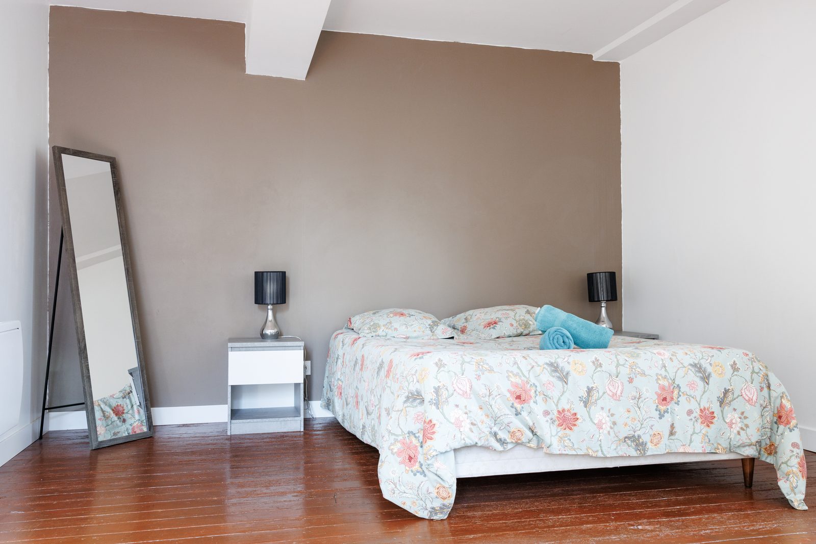 Chambre principale Le Chic avec lit double et parquet ancien