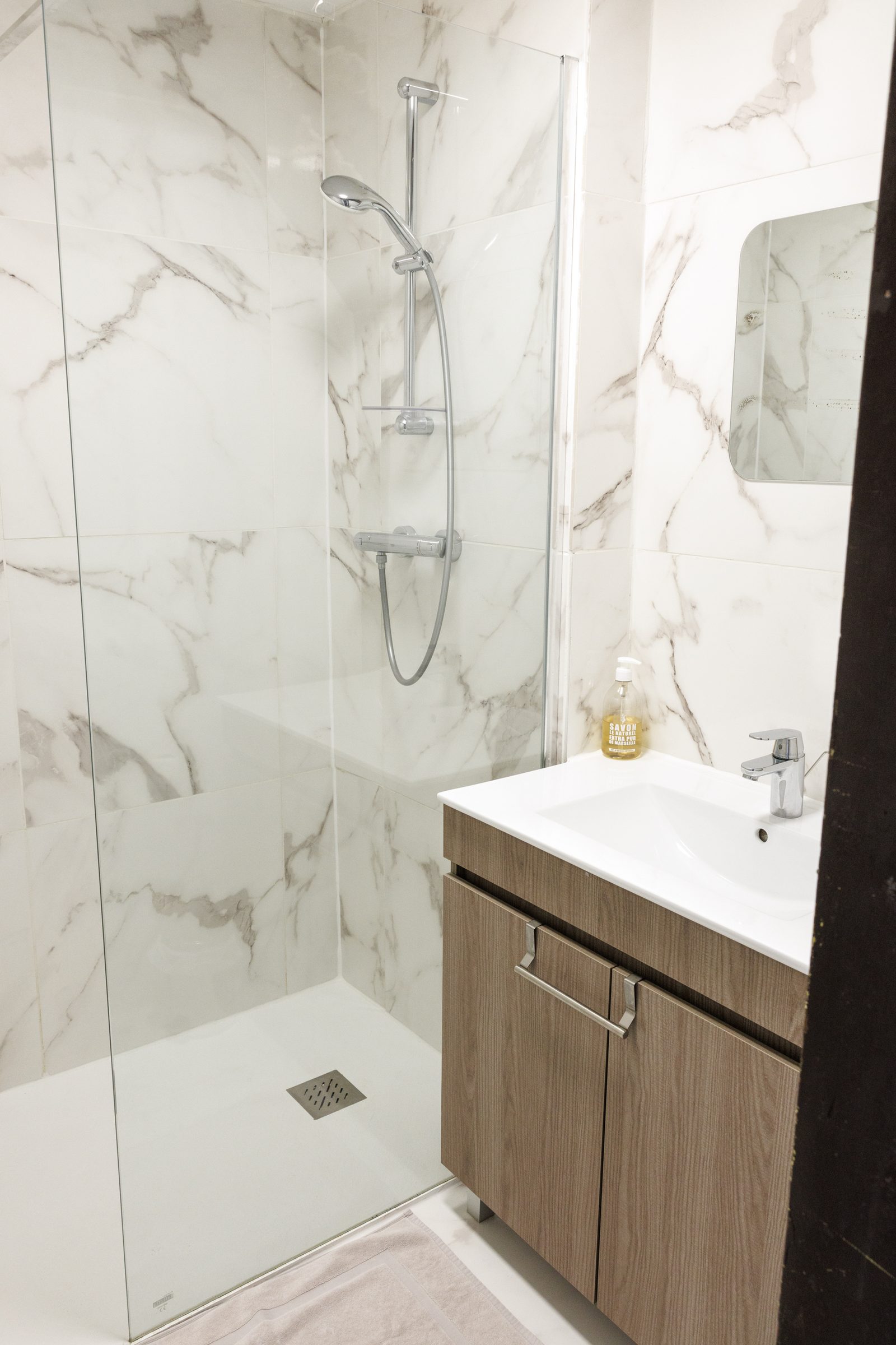 Salle de bain marbre Le Chic — douche italienne