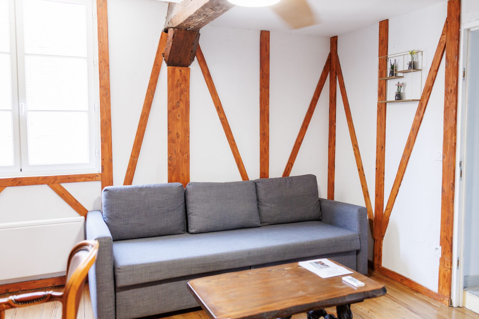 Salon canapé-lit avec colombages apparents — Le Chic