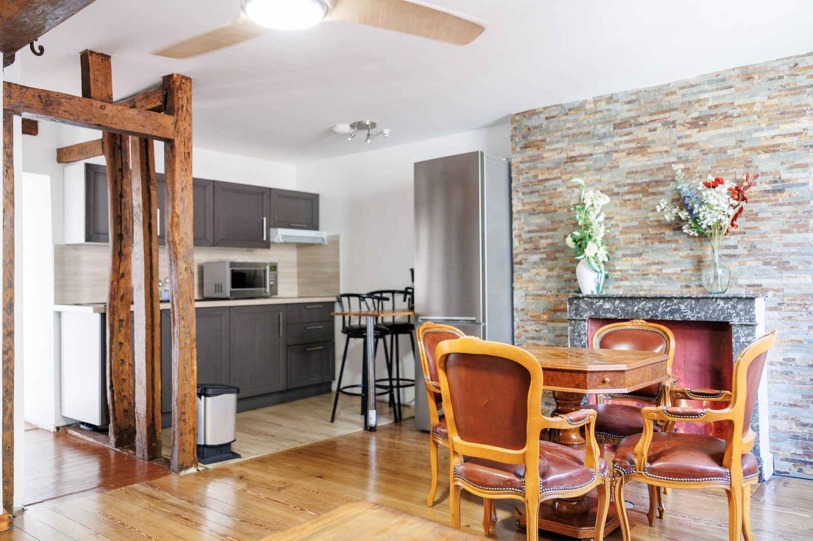 Séjour Le Chic — cheminée en pierre et colombages — La Graineterie Pont-sur-Yonne
