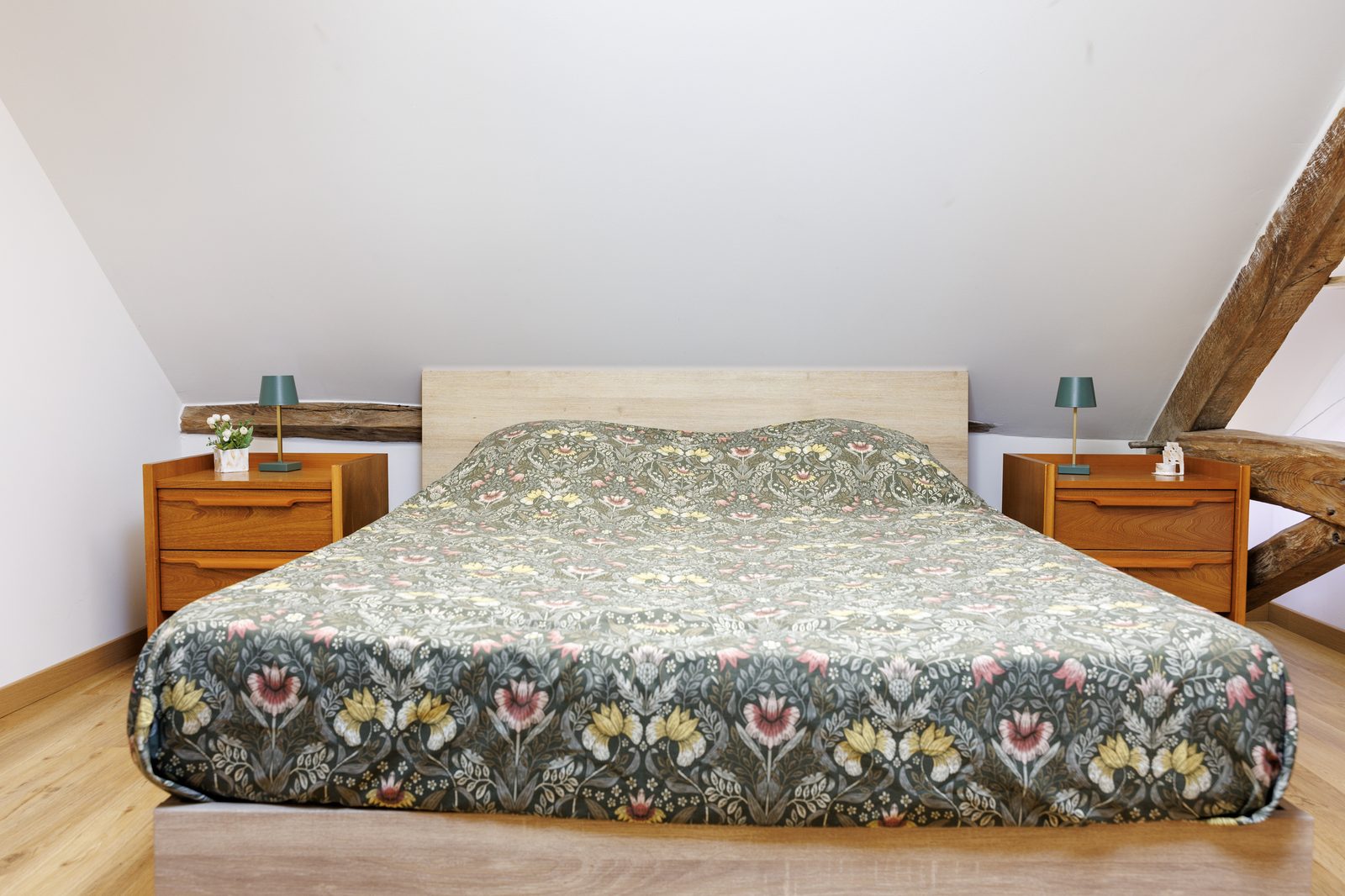 Chambre principale Le Combi avec poutres anciens — Pont-sur-Yonne