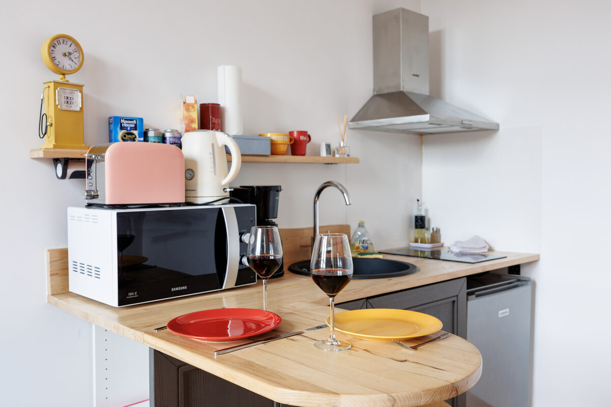 Cuisine équipée du Cox, plan de travail bois, micro-ondes, toaster rose et cafetière — KM99