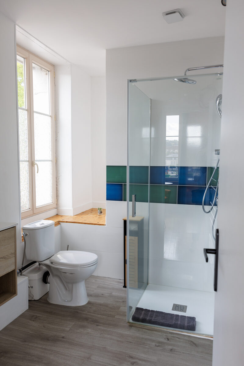 Salle de bain Le Cox, douche italienne carrelage bleu-vert, WC — KM99 Pont-sur-Yonne