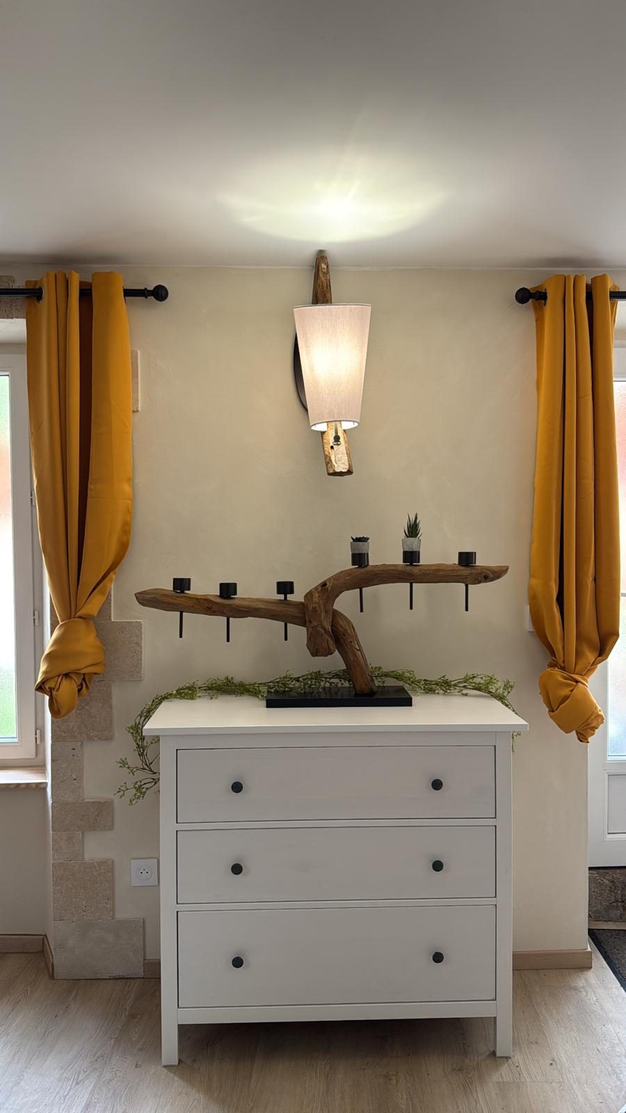 Décoration bois flotté et rideaux moutarde — L'Élémentaire