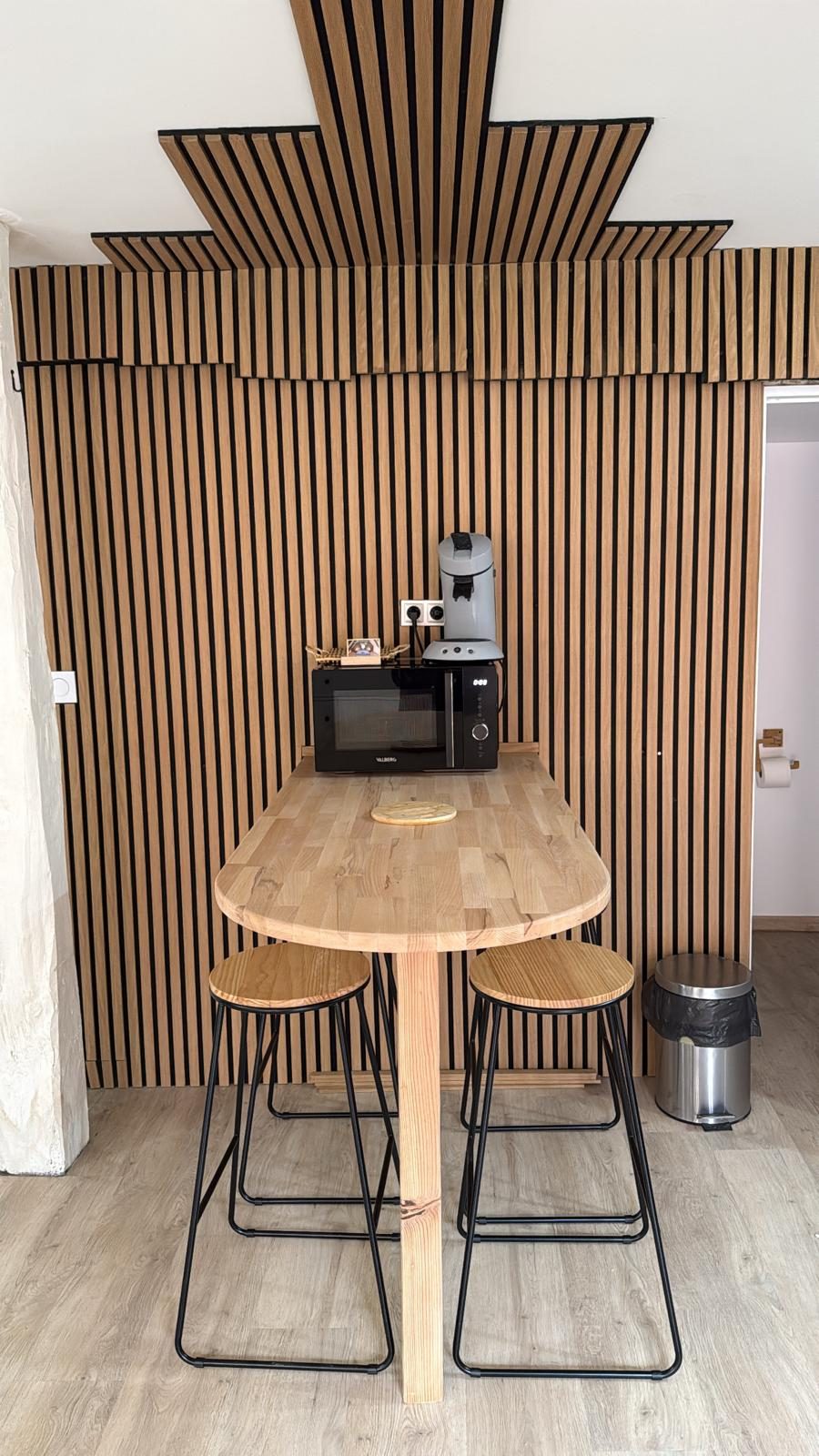 Table bar et lambris bois L'Élémentaire — KM99
