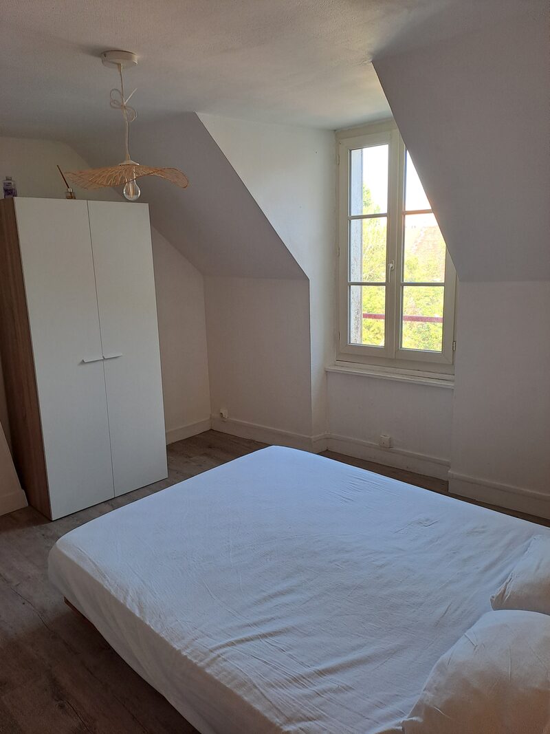 Chambre du Gordini, lit double, armoire blanche et fenêtre sous les combles — KM99 Pont-sur-Yonne