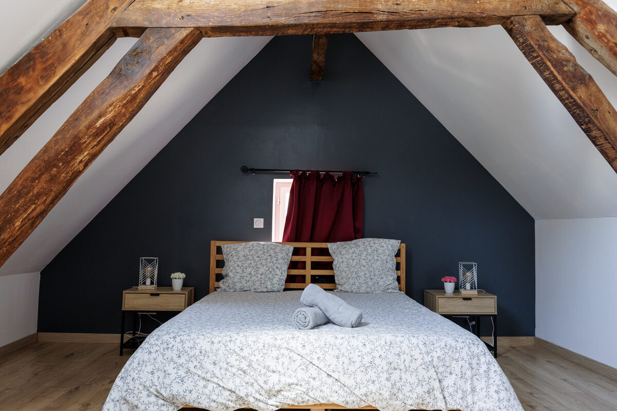Suite parentale L'Indus, lit double, poutres en bois apparentes, mur gris anthracite — La Graineterie