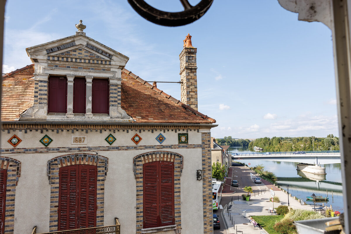 Vue depuis les combles de L'Indus sur la maison 1687 et le pont de la rivière Yonne — Pont-sur-Yonne