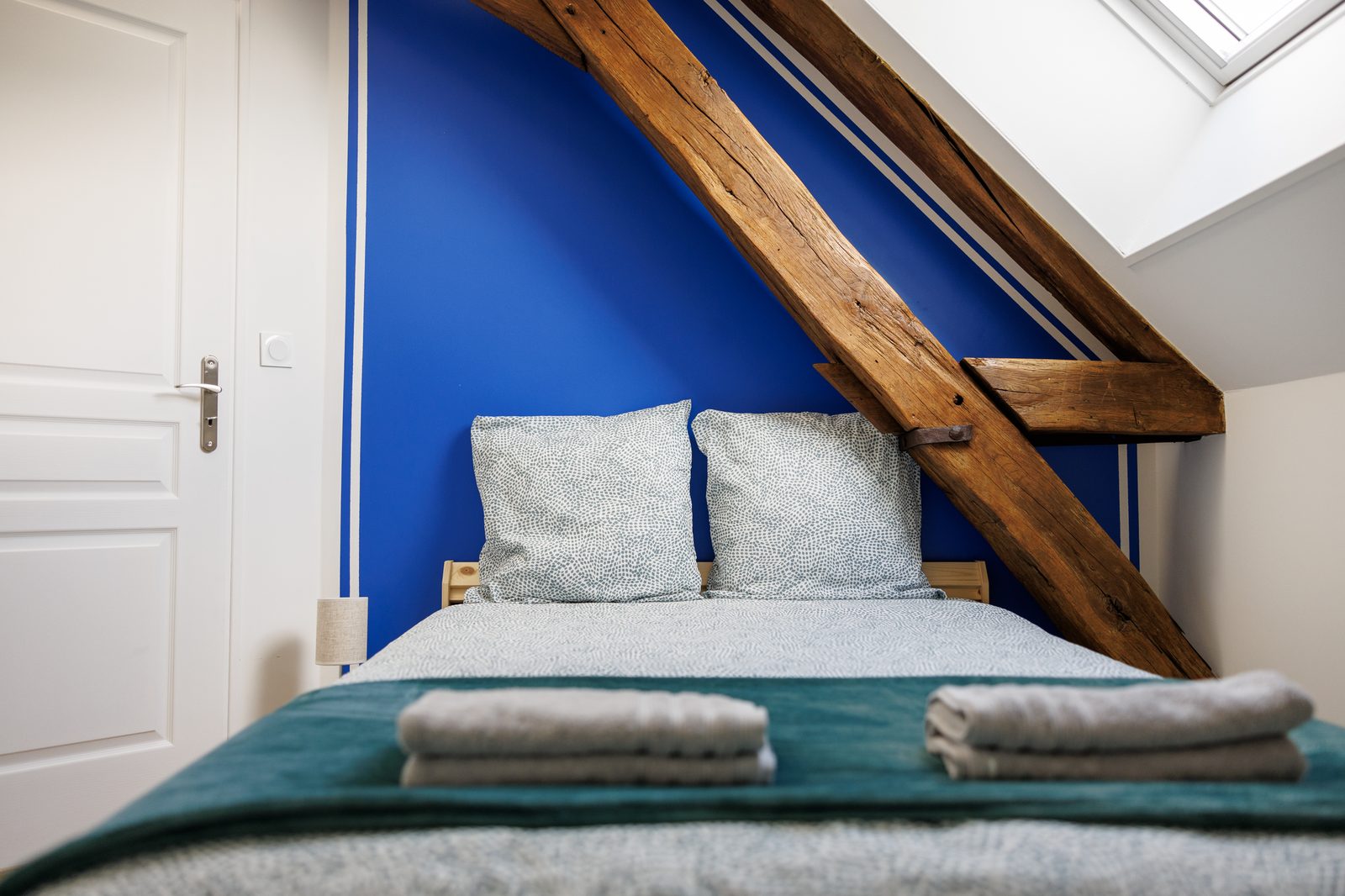 Chambre bleue avec poutres — appartement Mustang KM99
