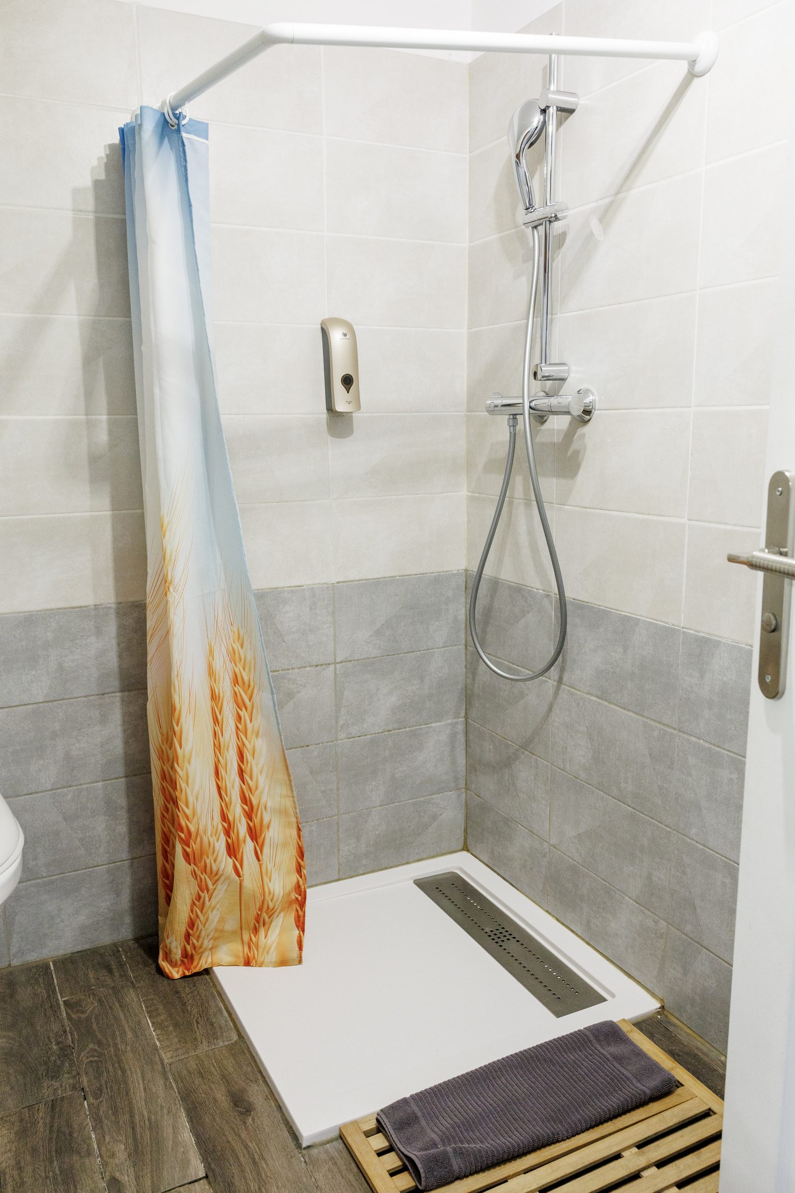 Salle de bain avec douche appartement Orge