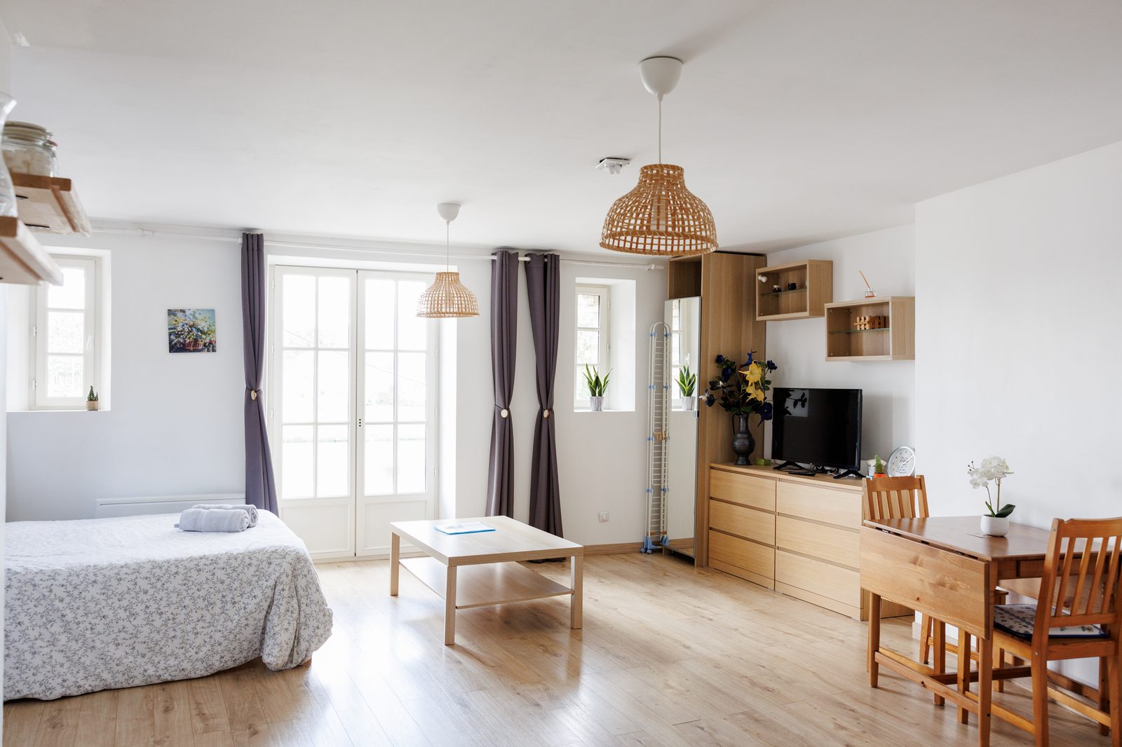 Studio Orge — lit double, salon et cuisine ouverte