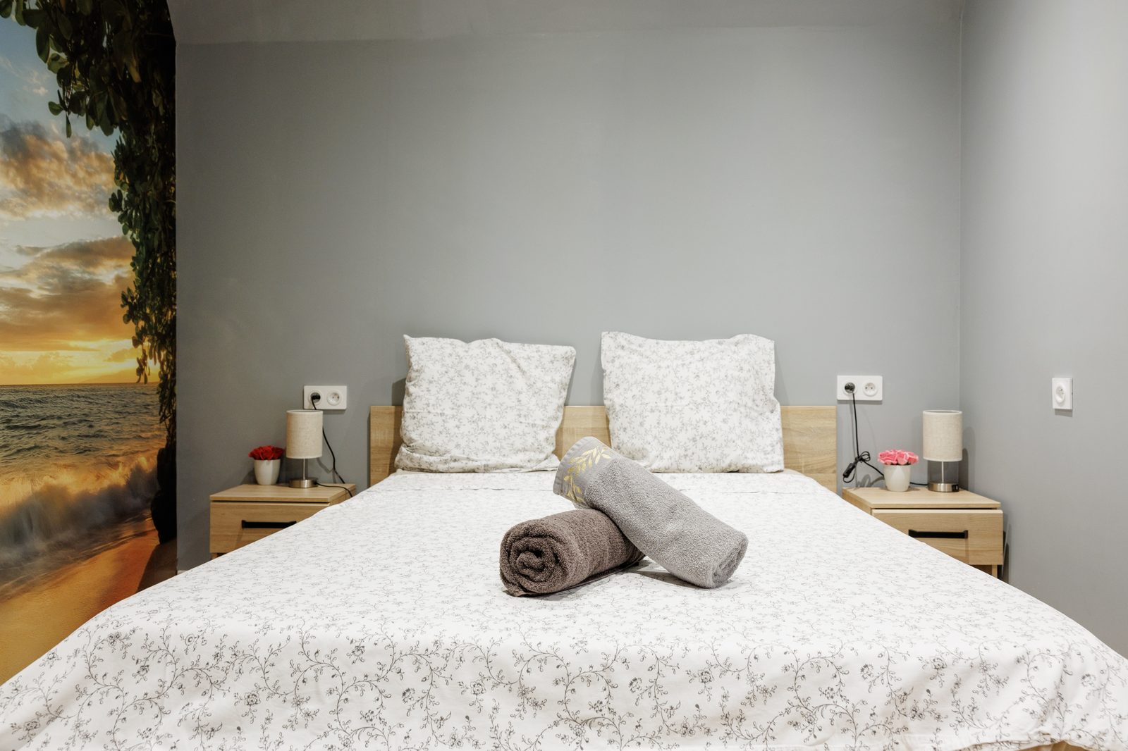 Chambre Le Sésame avec fresque tropicale et lit double