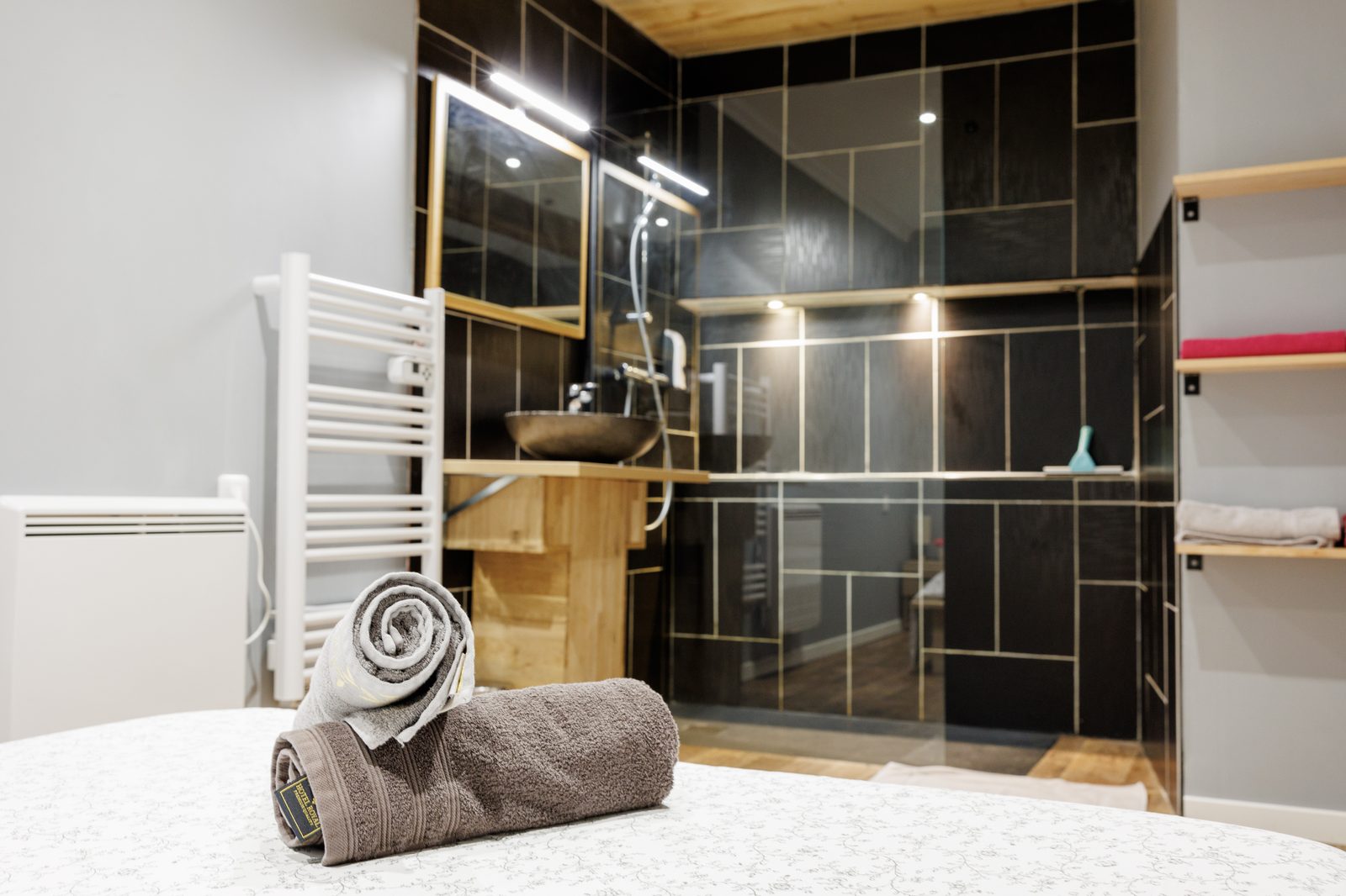 Salle de bain noire et or Le Sésame — KM99