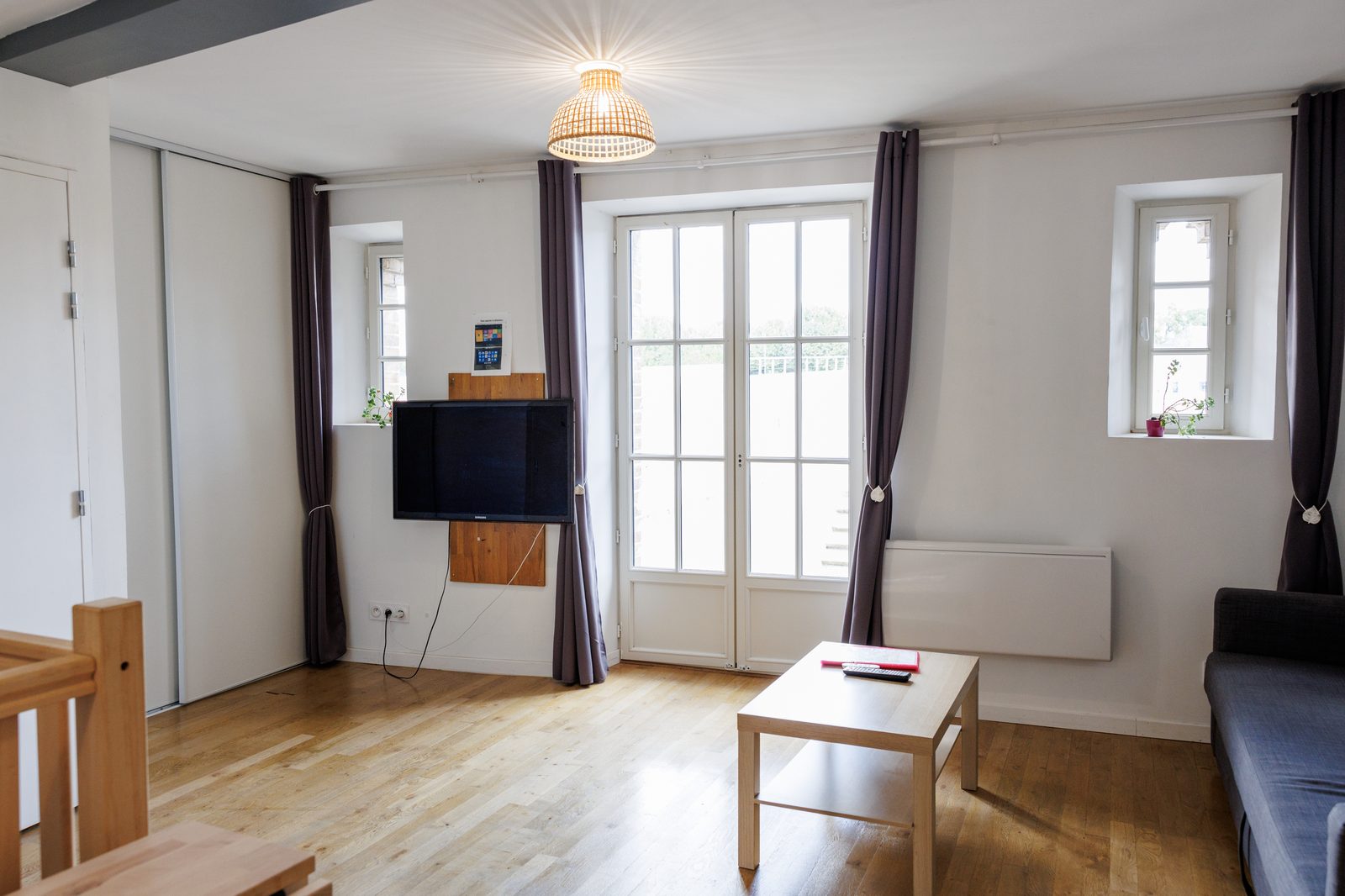 Salon Le Sésame — espace lumineux avec portes-fenêtres — KM99 Pont-sur-Yonne