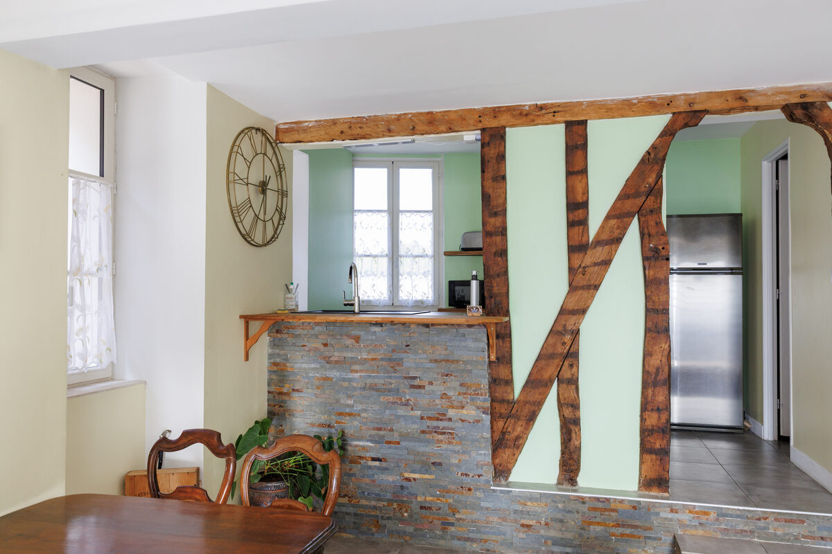 Cuisine-bar La Vitrine, comptoir ardoise et bois, colombages apparents, mur vert sauge — La Graineterie