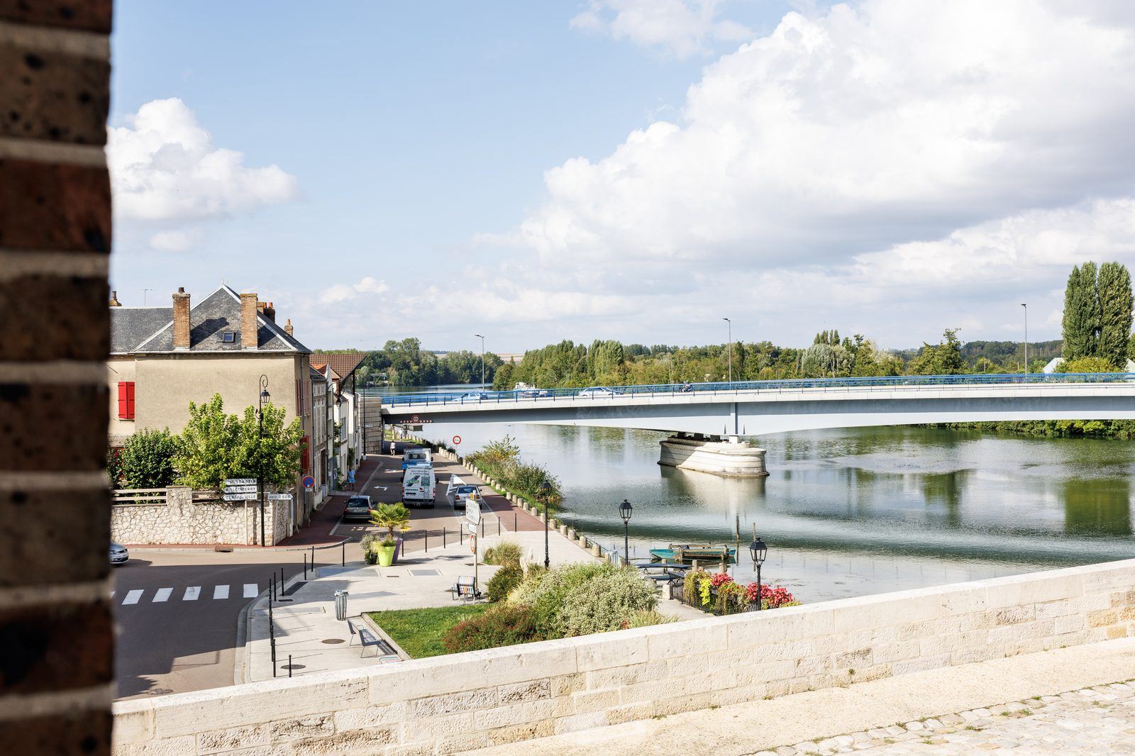 L'Yonne et le pont de Pont-sur-Yonne, vus depuis nos appartements